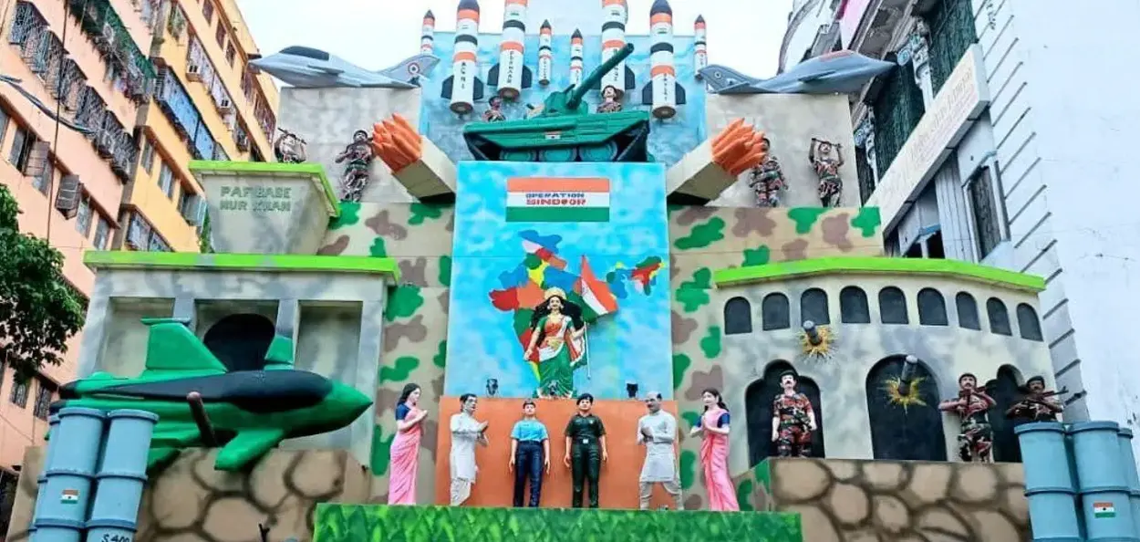 কলকাতাৰ এখন পূজা মণ্ডপৰ দৃশ্য