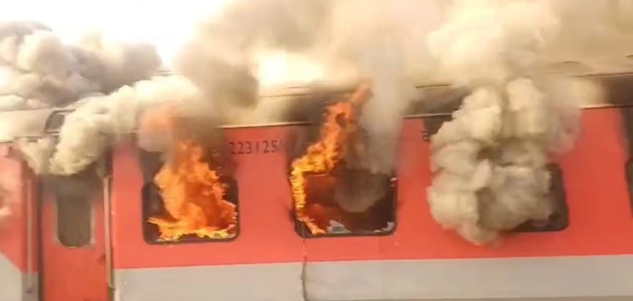 পঞ্জাৱৰ অমৃতসৰ-সহৰছা গৰিব ৰথ এক্সপ্ৰেছত ভয়ংকৰ অগ্নিকাণ্ড