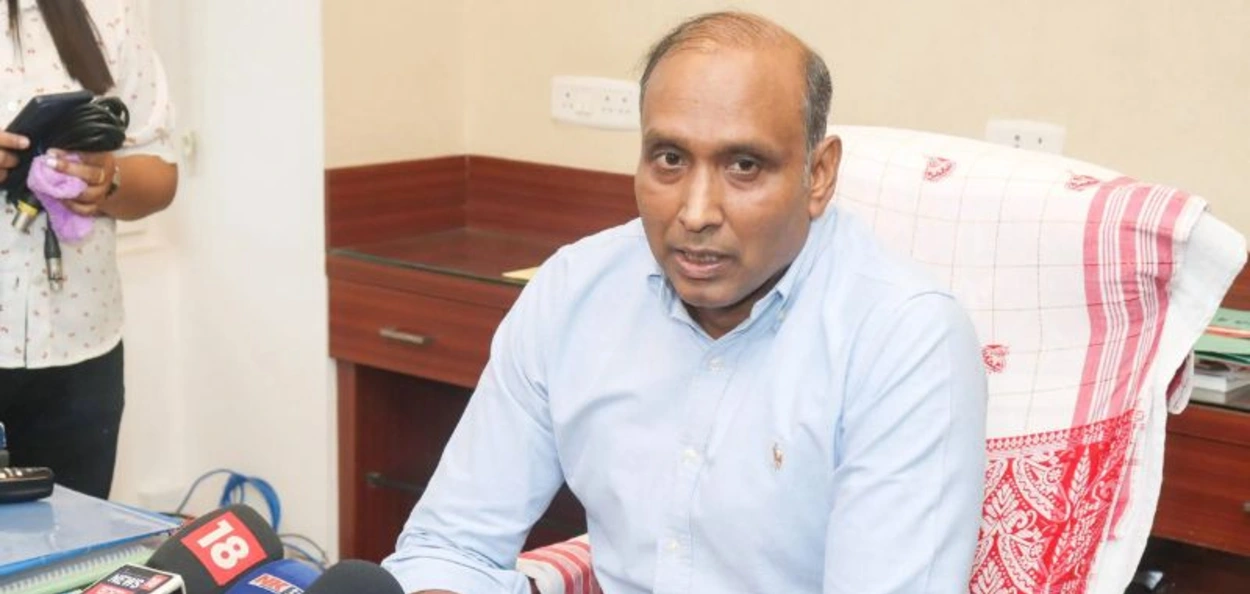 ছিংগাপুৰৰ পৰা উভতি মুন্না প্ৰসাদ গুপ্তাৰ সংবাদমেল