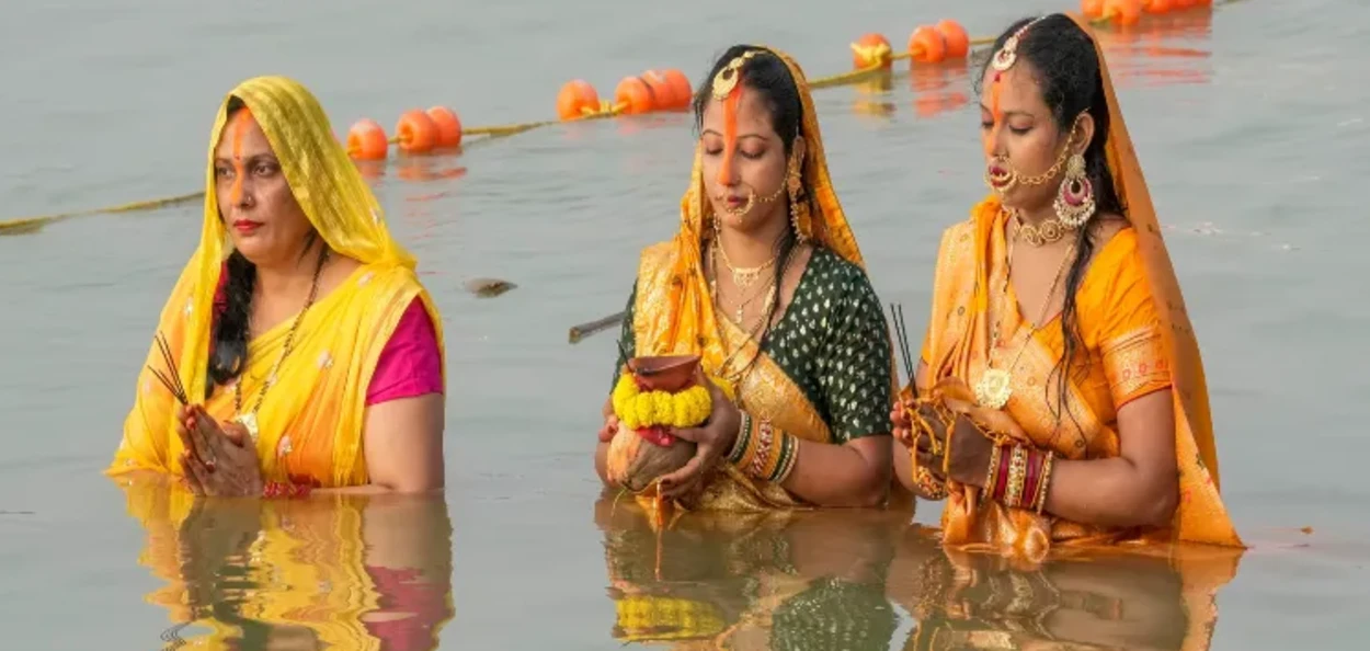 পাটনাৰ ছট পূজা উপলক্ষে ভক্তসকলে গংগা নদীত পূজা অৰ্চনা কৰে