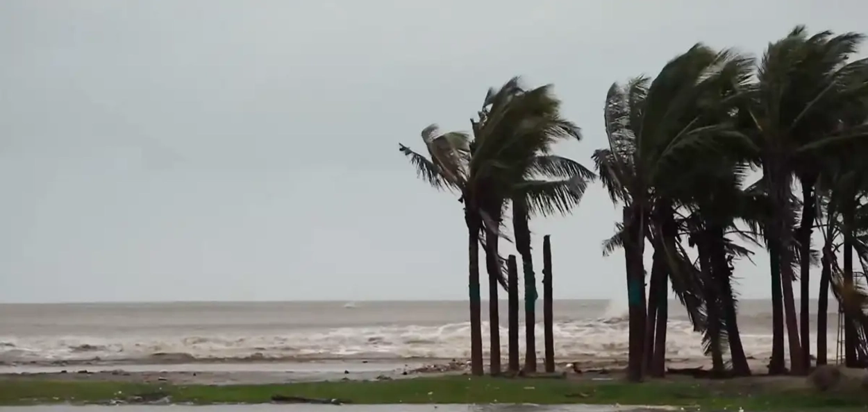 অন্ধ্ৰ প্ৰদেশৰ উপকূলত ঘূৰ্ণীবতাহ মন্থাৰ প্ৰৱেশ; কেইবাখনো জিলাত ধুমুহা-বৰষুণ