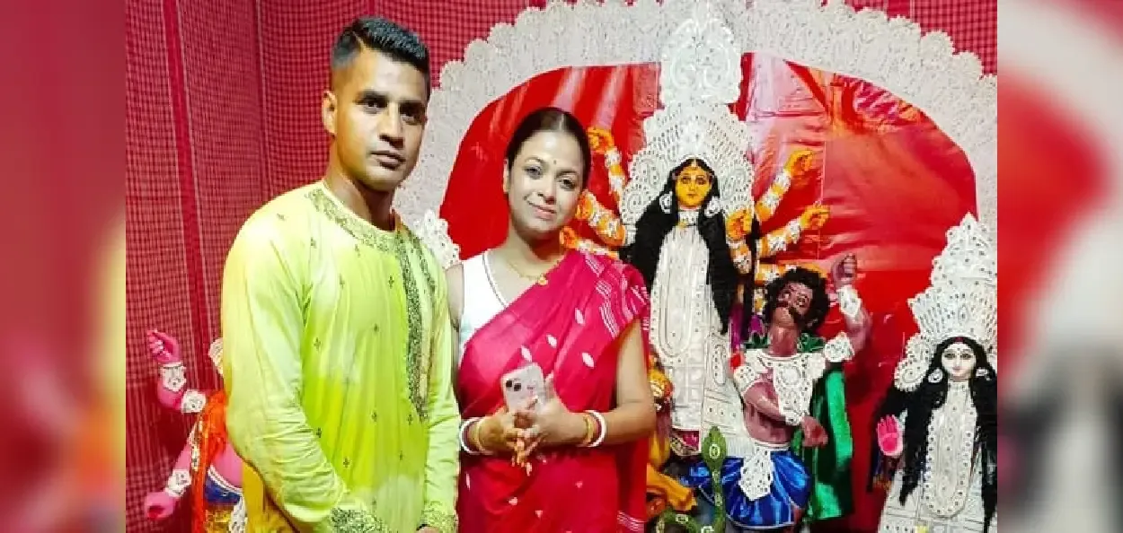 দূৰ্গা মাৰ সন্মুখত মেহতাভ হুছেইন, কাষত তেওঁৰ পত্নী মৌমিতা পুৰকায়স্থ  