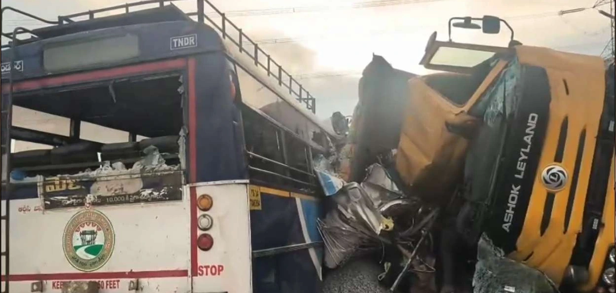 তেলেংগানাত বাছ আৰু ট্ৰাকৰ মাজত ভয়ংকৰ সংঘৰ্ষ; ১৫ জনৰ মৃত্যু