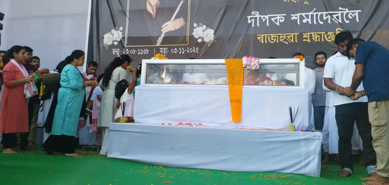 পঞ্চভূতত বিলীন বিশিষ্ট বাঁহীবাদক দীপক শৰ্মা