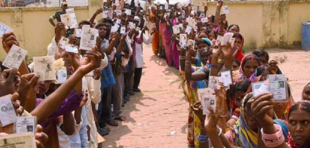 বিহাৰৰ এটা ভোটগ্ৰহণ কেন্দ্ৰত ভোটদানৰ বাবে শাৰী পাতিছে ভোটাৰসকলে, বৃহস্পতিবাৰে 