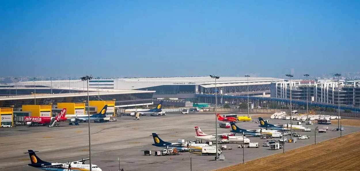 দিল্লী বিমানবন্দৰত হাহাকাৰ; উৰণত অসুবিধা ১০০ খনৰো অধিক বিমান