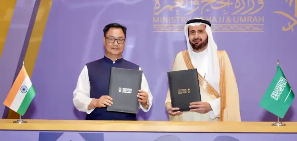 সংখ্যালঘু পৰিক্ৰমা মন্ত্ৰী কিৰেন ৰিজু আৰু চৌদি আৰৱৰ হজ আৰু উমৰাহ মন্ত্ৰী ড০ তৌফিক বিন ফাউজান আল-ৰবিয়াহে চুক্তিত স্বাক্ষৰ কৰাৰ পিছৰ এক দৃশ্য