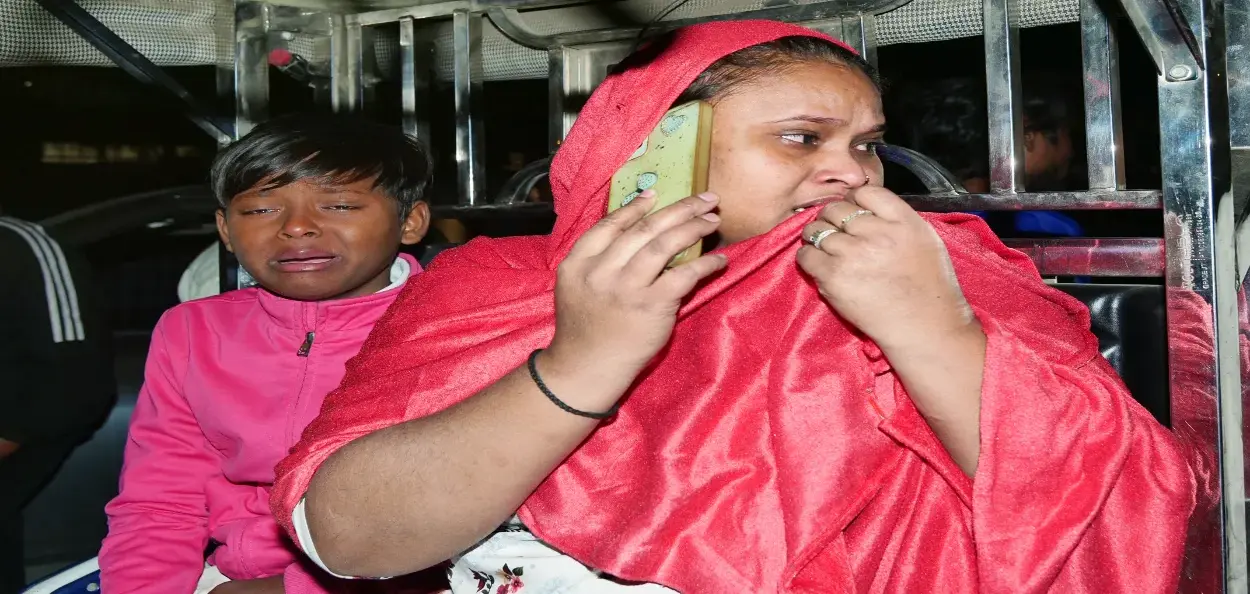 বিস্ফোৰণৰ পিছত সন্তানৰ সৈতে নিজৰ স্বামীক বিচাৰি ফুৰিছে এগৰাকী মহিলাই