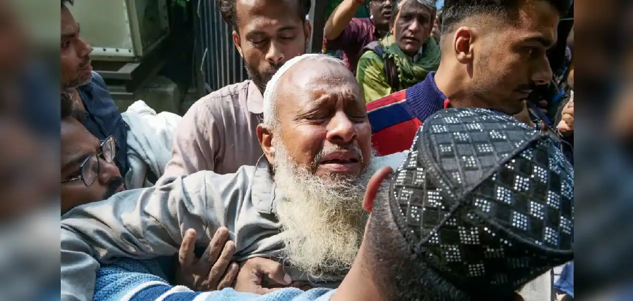 লালকিল্লাৰ বিস্ফোৰণৰ ভুক্তভোগীৰ আত্মীয়ই শোকত ভাগি পৰা এক দৃশ্য