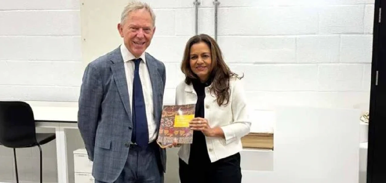 ব্ৰিটিছ মিউজিয়ামৰ প্ৰাক্তন সংৰক্ষক ৰিচাৰ্ড ব্লাৰ্টন আৰু JSW ফাউণ্ডেচনৰ অধ্যক্ষ সংগীতা জিন্দাল