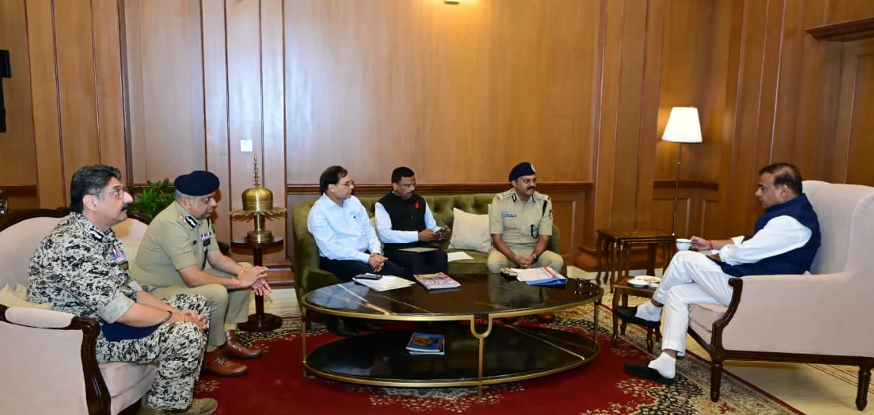 চিআৰপিএফৰ সঞ্চালক প্ৰধান জি পি সিং, জ্যেষ্ঠ বিষয়াসকলৰ সৈতে মুখ্যমন্ত্ৰী হিমন্ত বিশ্ব শৰ্মা