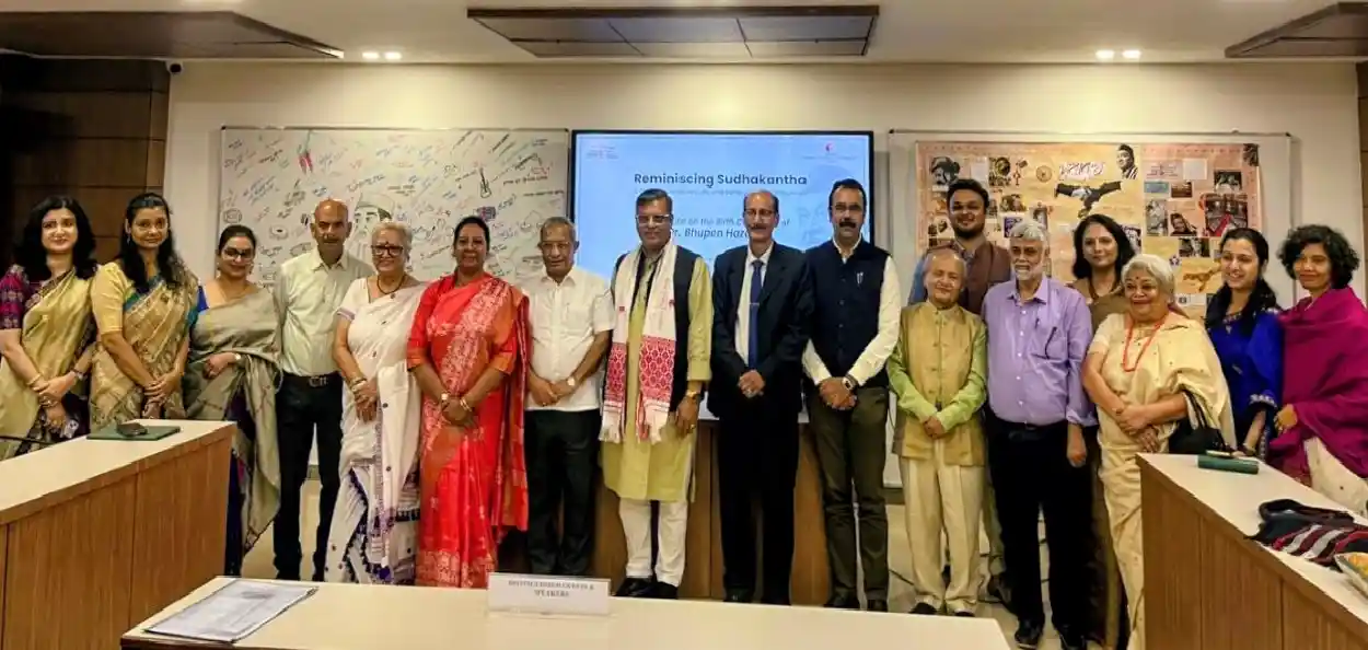 সংগীত নাটক একাডেমী আৰু ৰয়েল গ্ল'বেল ইউনিভাৰ্চিটিৰ যৌথ উদ্যোগত অনুষ্ঠিত অধিবেশনৰ এক দৃশ্য