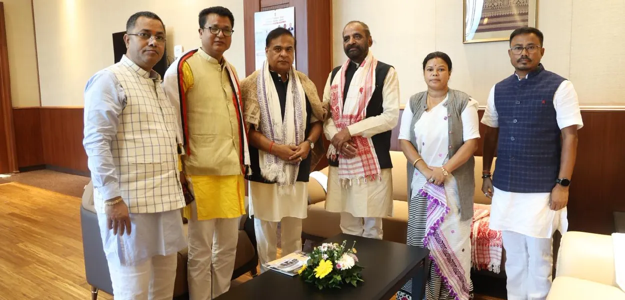 হান্সৰাজ গংগাৰাম অহিৰ মুখ্যমন্ত্ৰী হিমন্ত বিশ্ব শৰ্মাৰ সৈতে, বৃহস্পতিবাৰে