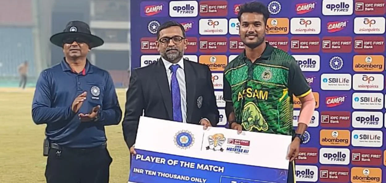 'প্লেয়াৰ অফ দ্য মেচ' গ্ৰহণ কৰি থকা সময়ত 