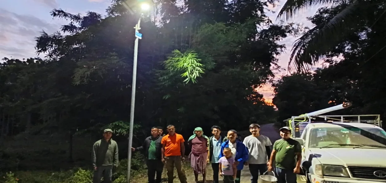 মানৱ-হাতী সংঘাত প্ৰশমনত সহায়ৰ পদক্ষেপ; উদালগুৰি জিলাৰ আঠখন গাঁৱত সৌৰ ষ্ট্ৰীট লাইট স্থাপন