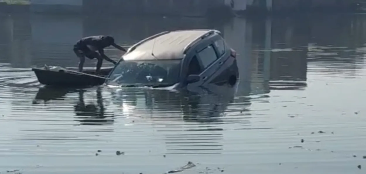 মাছধৰা যুৱক ফৈজলে পুখুৰীৰ পৰা শুভমক উদ্ধাৰ কৰাৰ এক দৃশ্য 