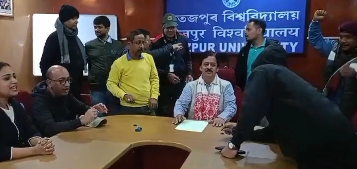 তেজপুৰ বিশ্ববিদ্যালয়ৰ নতুন ভাৰপ্ৰাপ্ত উপাচাৰ্য হিচাবে নিযুক্তি ধ্ৰুৱ কুমাৰ ভট্টাচাৰ্যক