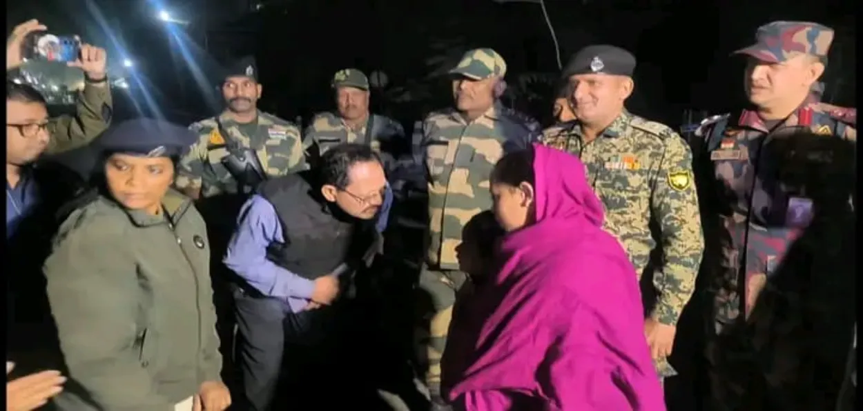 সোণালী খাতুন আৰু তেওঁৰ পুত্ৰই ভাৰতীয় বিষয়াৰ সৈতে মত বিনিময় কৰাৰ এক মূহুৰ্ত