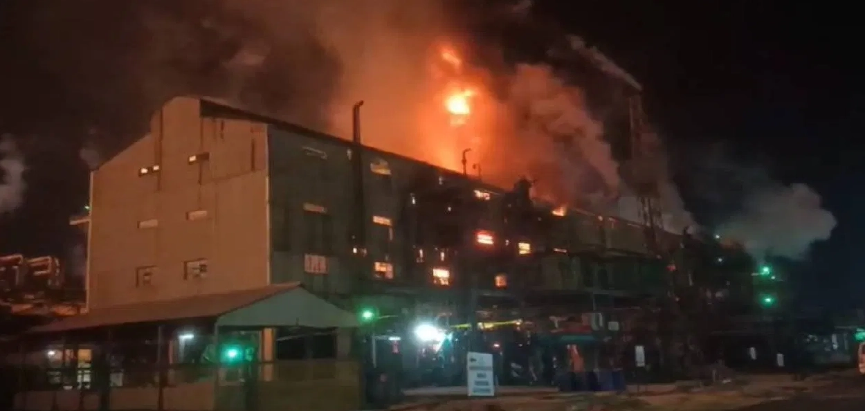 নামৰূপৰ সাৰ কাৰখানাত বিধ্বংসী অগ্নিকাণ্ড