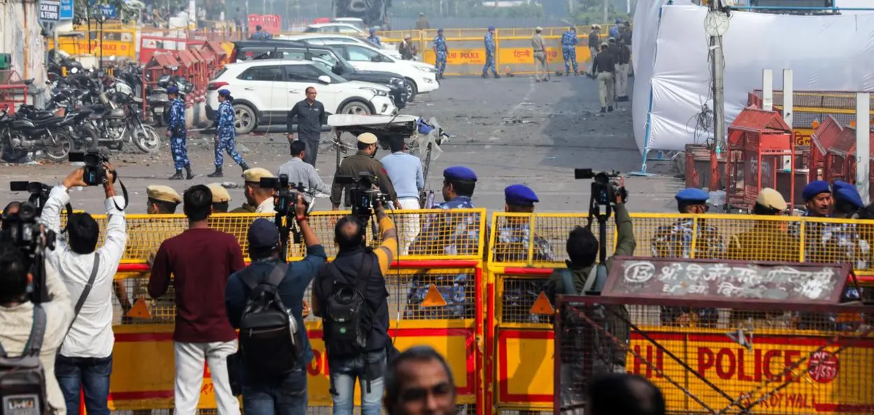 দিল্লীৰ ভয়ংকৰ কাৰ বিস্ফোৰণৰ পিছৰ বিশৃংখল পৰিবেশৰ দৃশ্য