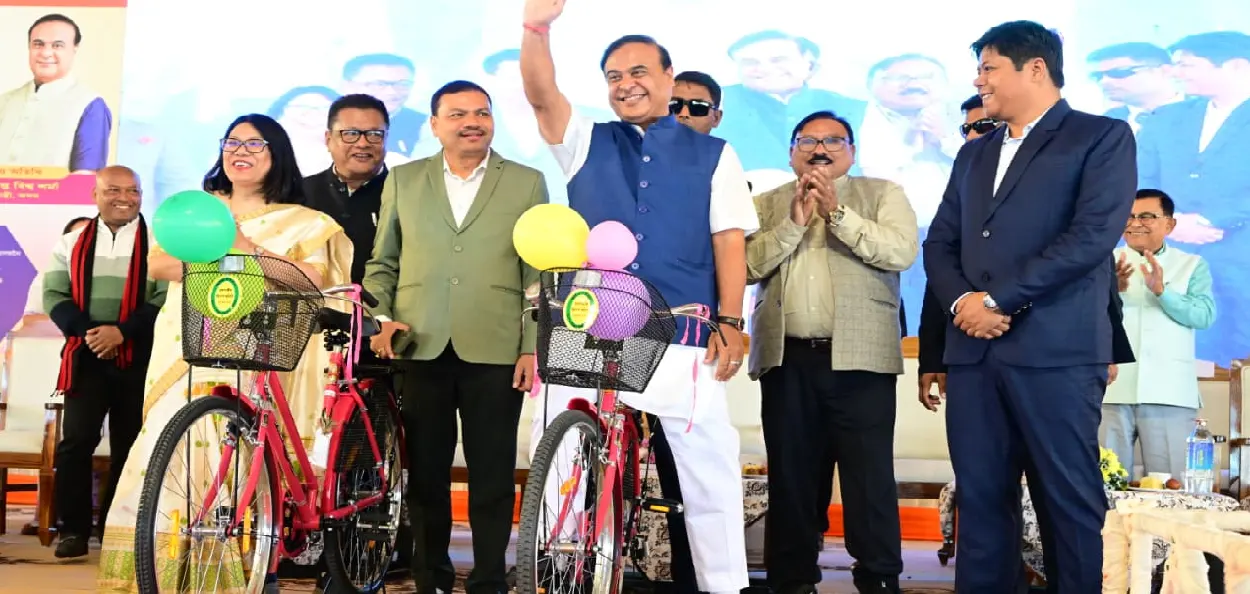 ডিব্ৰুগড়ত ছাত্ৰ-ছাত্ৰীৰ বাবে চাইকেল বিতৰণ আঁচনিৰ শুভাৰম্ভ মুখ্যমন্ত্ৰী হিমন্ত বিশ্ব শৰ্মাৰ 