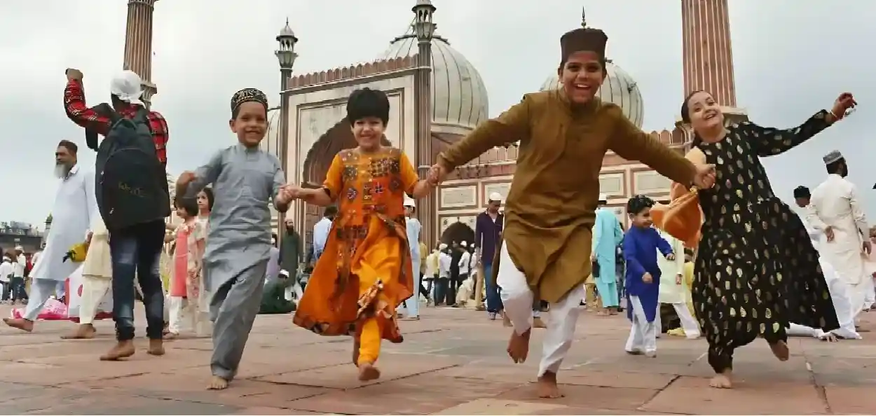 দিল্লীৰ জামা মছজিদৰ প্ৰাংগণত কণ কণ শিশু