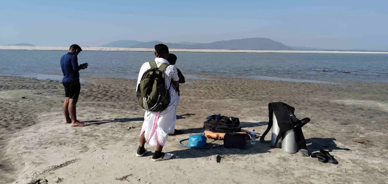 ৪০ ঘণ্টাৰ পিছতো সন্ধান পোৱা নাই ব্ৰহ্মপুত্ৰত গা ধুবলৈ যোৱা ৫ ভক্তৰ