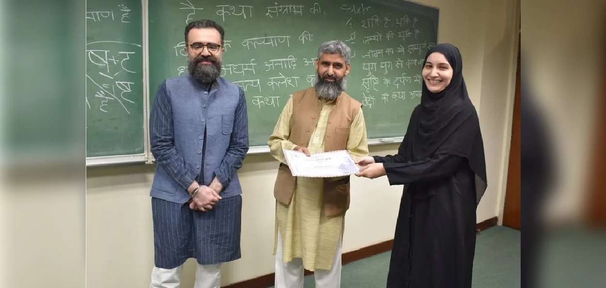 এগৰাকী ছাত্ৰীৰ সৈতে ডঃ আলী উছমান কাছমী আৰু ডঃ শ্বাহিদ ৰছিদ