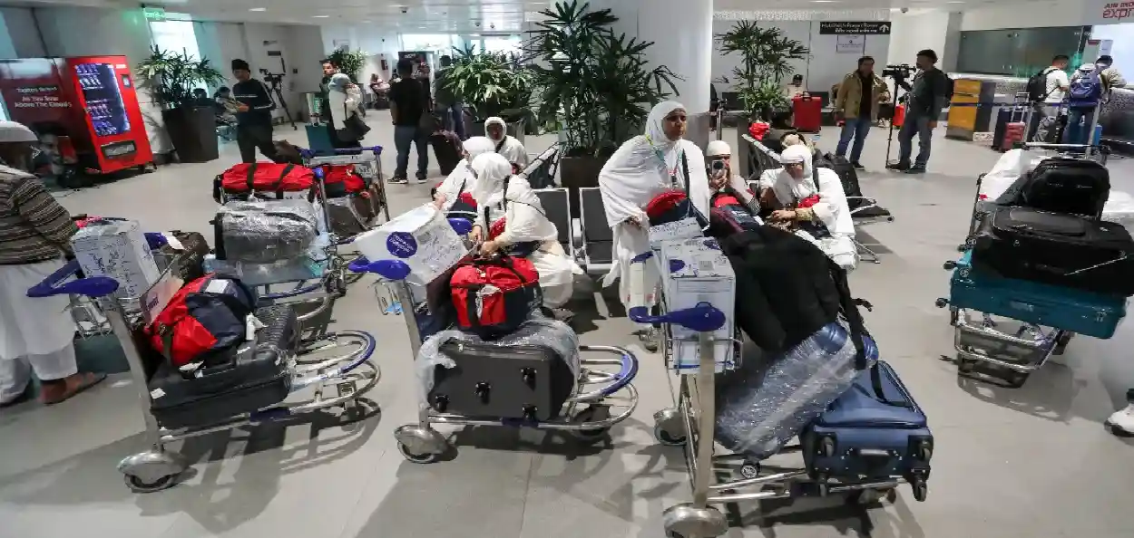 ইণ্ডিগো এয়াৰলাইন্সৰ বিমান বাতিলৰ বাবে দিল্লী বিমানবন্দৰত আবদ্ধ হৈ পৰে ছৌদি অভিমুখী উমৰাহ হজযাত্ৰী