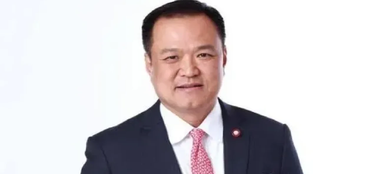 থাইলেণ্ডৰ প্ৰধানমন্ত্ৰী আনুটিন চাৰ্নভিৰাকুল