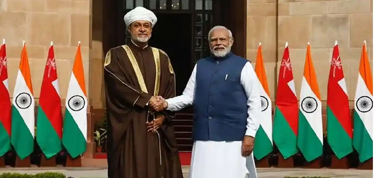 ওমানৰ চুলতান আৰু প্ৰধানমন্ত্ৰী চুলতান হাইথাম বিন তাৰিক আল ছাইদ আৰু প্ৰধানমন্ত্ৰী নৰেন্দ্ৰ মোদী