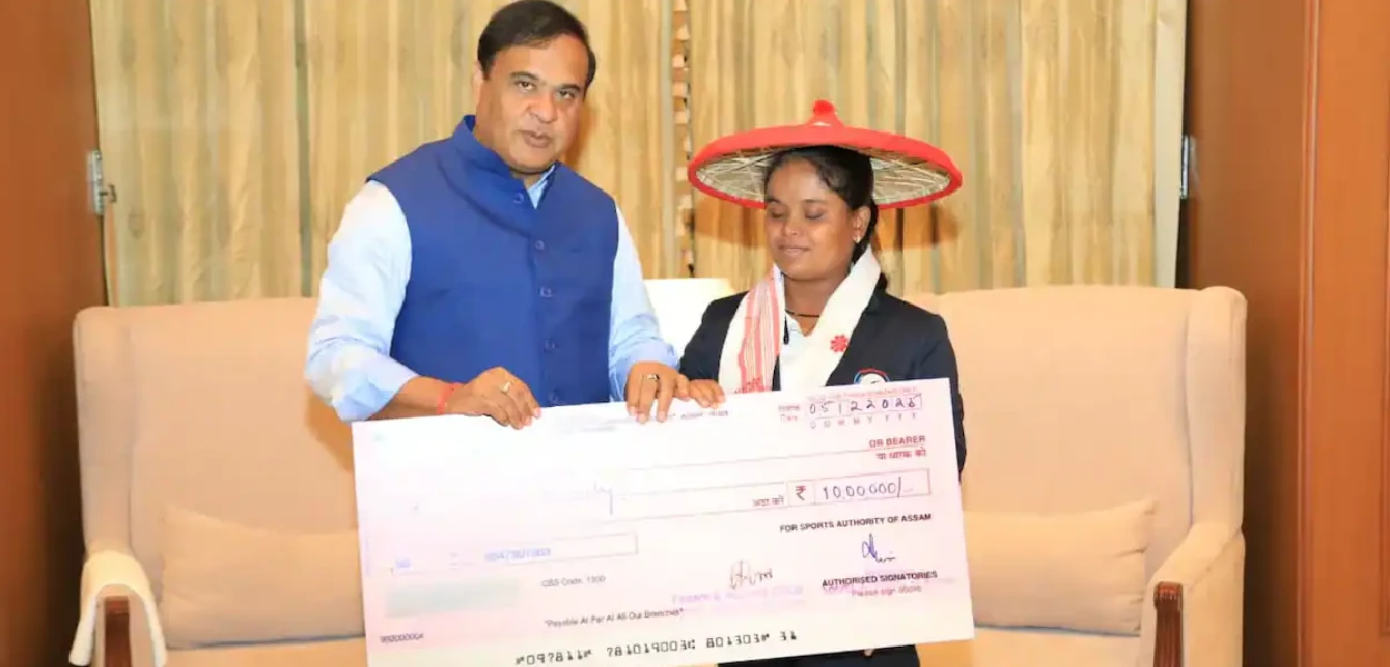 মুখ্যমন্ত্ৰী হিমন্ত বিশ্ব শৰ্মাই ছিমু দাসক আৰ্থিক পুৰস্কাৰ প্ৰদান কৰাৰ সময়ত