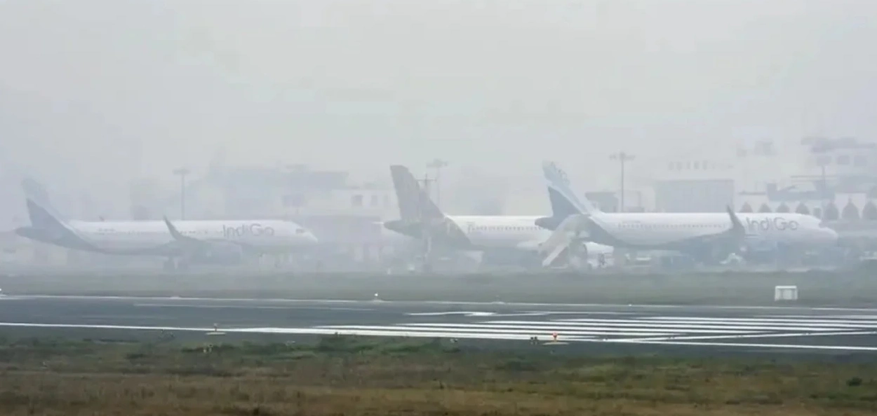ঘন কুঁৱলীৰ বাবে দিল্লীত ১০০খনতকৈও অধিক বিমান বাতিল 