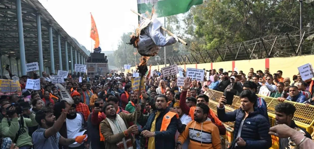 নতুন দিল্লীৰ বাংলাদেশ উচ্চায়ুক্ত কাৰ্যালয়ৰ সন্মুখত হিন্দুত্ববাদী সংগঠনৰ উত্তাল প্ৰতিবাদ