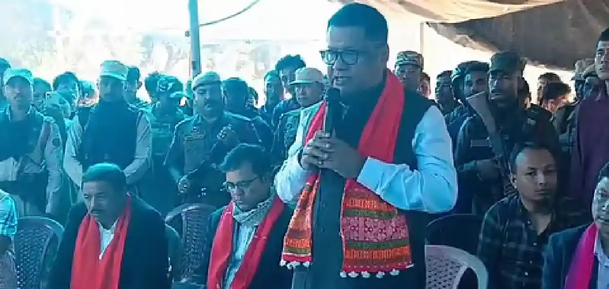 কাৰ্বি আংলঙত প্ৰতিবাদকাৰীৰ সৈতে আলোচনাত মিলিত মন্ত্ৰী ৰাণোজ পেগুৱে 
