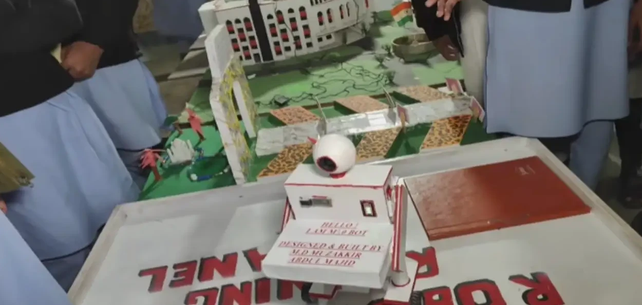 মাদ্ৰাছাৰ ছাত্ৰ-ছাত্ৰীসকলে প্ৰস্তুত কৰা ৰবট