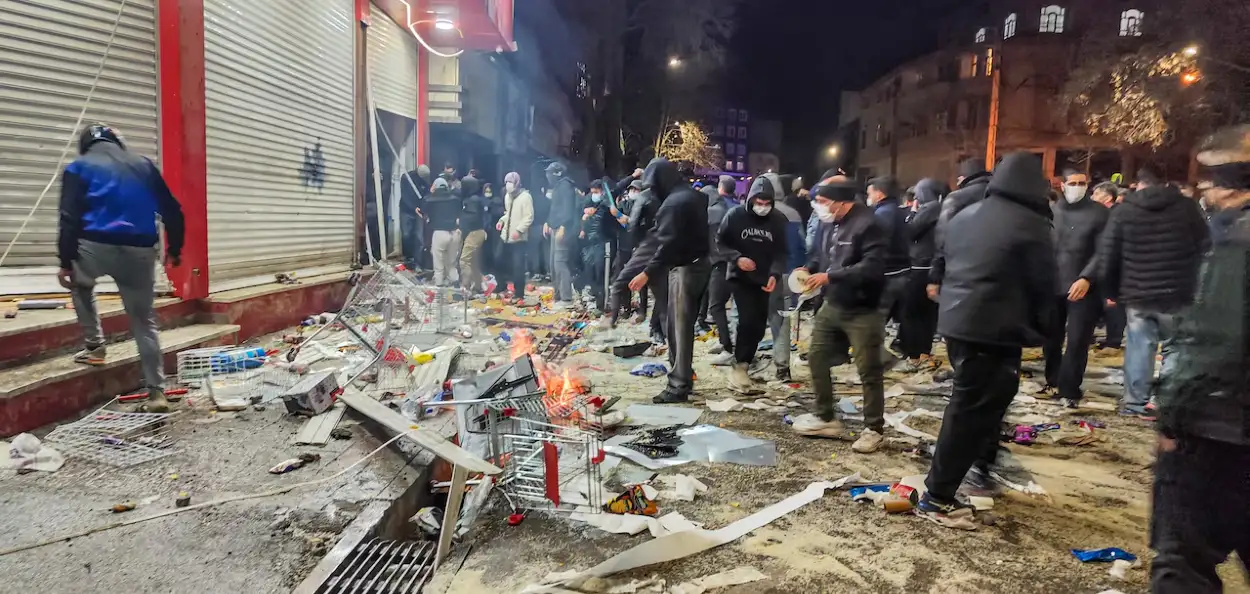 ইৰাণৰ ৰাজপথত হাজাৰ হাজাৰ প্ৰতিবাদকাৰী