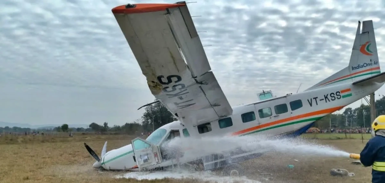 বিমানবন্দৰৰ সমীপত দুৰ্ঘটনাগ্ৰস্ত চাৰ্টাৰ বিমান