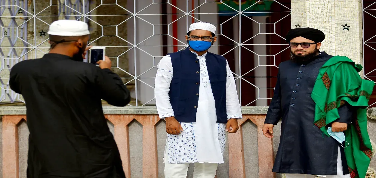 আগৰতলাত শুকুৰবাৰে নমাজ পঢ়ি উঠি চেলফি উঠা মুহূৰ্তত