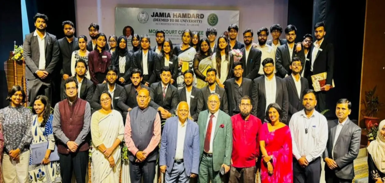 জামিয়া হামদাৰ্ডৰ অধ্যাপক তথা ছাত্ৰ-ছাত্ৰীসকল