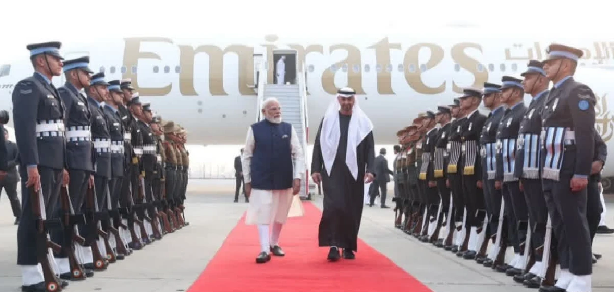  UAEৰ ৰাষ্ট্ৰপতি শ্বেখ মহম্মদ বিন জায়েদ আল নাহিয়ানক আদৰণি প্ৰধানমন্ত্ৰী নৰেন্দ্ৰ মোদীৰ