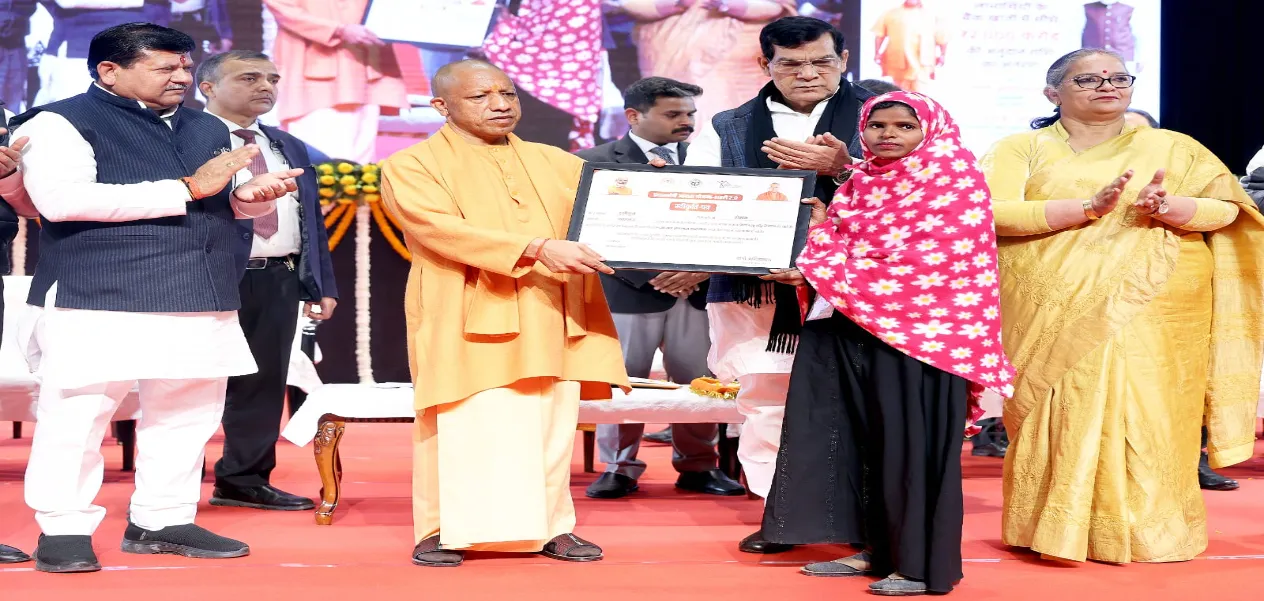 উত্তৰ প্ৰদেশত মুছলমান মহিলাই ঘৰ লাভ কৰাৰ দৃশ্য 