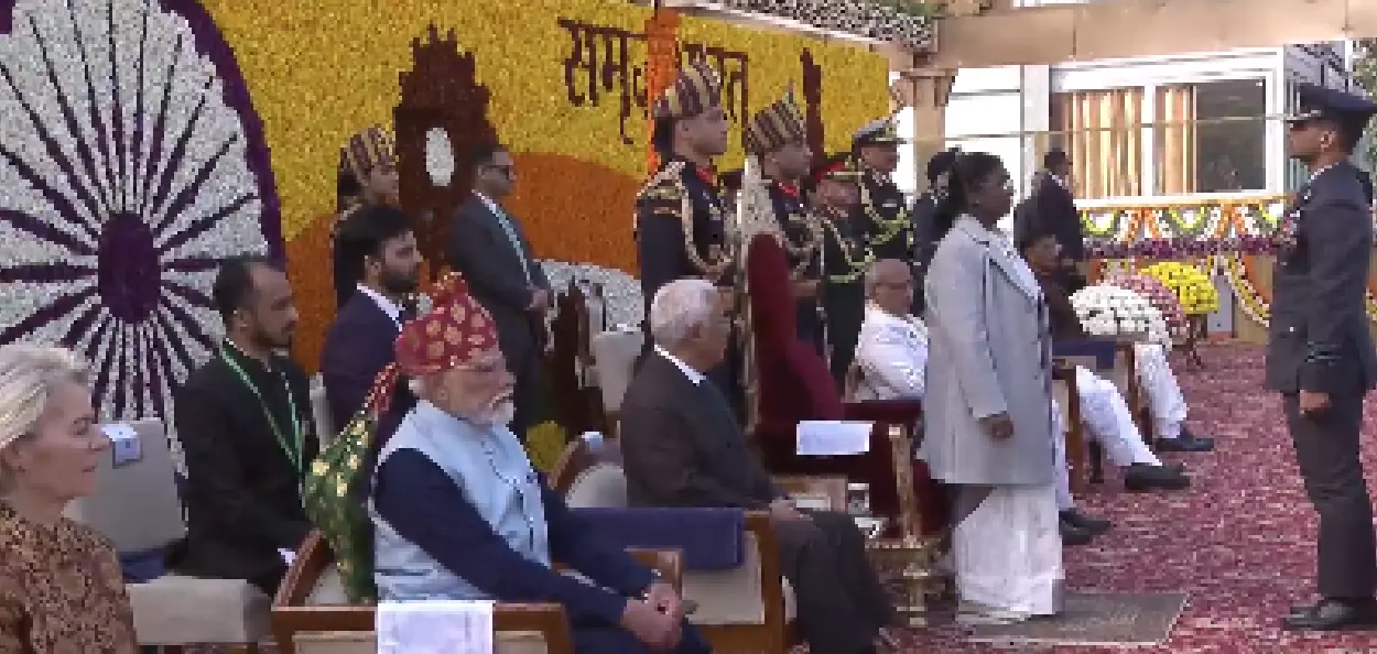 দেশজুৰি ৭৭ সংখ্যক গণৰাজ্য দিৱস উদযাপন; কৰ্তব্য পথত ত্ৰিৰংগা উৰুৱাই দেশবাসীক সম্বোধন ৰাষ্ট্ৰপতিৰ