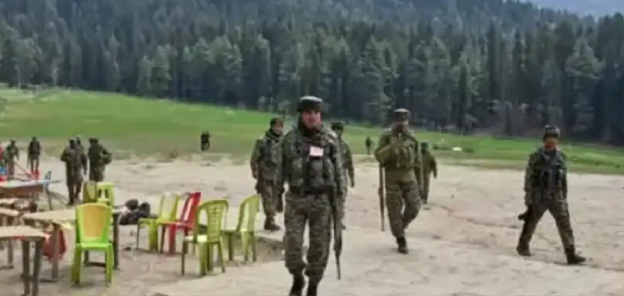 পেহেলগামৰ সন্ত্ৰাসবাদী আক্ৰমণত বীৰত্ব প্ৰদৰ্শন কৰা ৫৬ গৰাকী ব্যক্তি লৈ জম্মু-কাশ্মীৰ চৰকাৰৰ বিশেষ সন্মান 