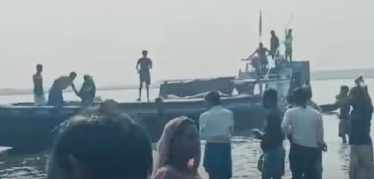 উদ্ধাৰ অভিযান চলাই থকা এখন নাও