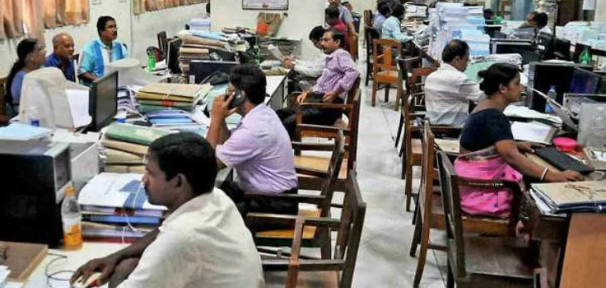 বিপদ হ'লেই আগতীয়াকৈ দৰমহা ল'ব পাৰিব চৰকাৰী কৰ্মচাৰীয়ে