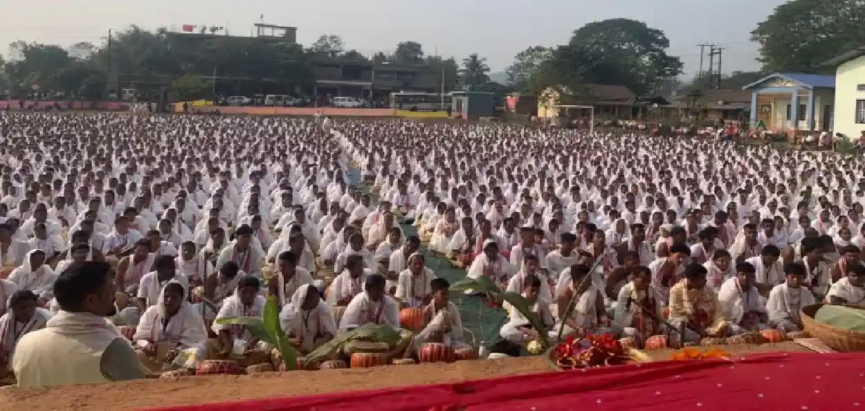 পোন্ধৰ সহস্রাধিক মহিলাই দিহানাম পৰিবেশন কৰাৰ এক দৃশ্য
