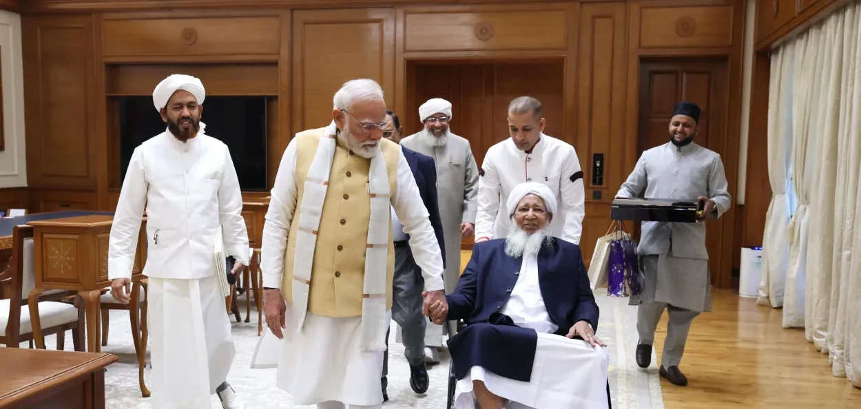 প্ৰধানমন্ত্ৰী নৰেন্দ্ৰ মোদীৰ সৈতে শ্বেখ আবুবক্কৰ আহমেদ নামেৰে পৰিচিত গ্ৰেণ্ড মুফটি কান্থাপুৰম এ পি আবুবক্কৰ মুছলিয়াৰ