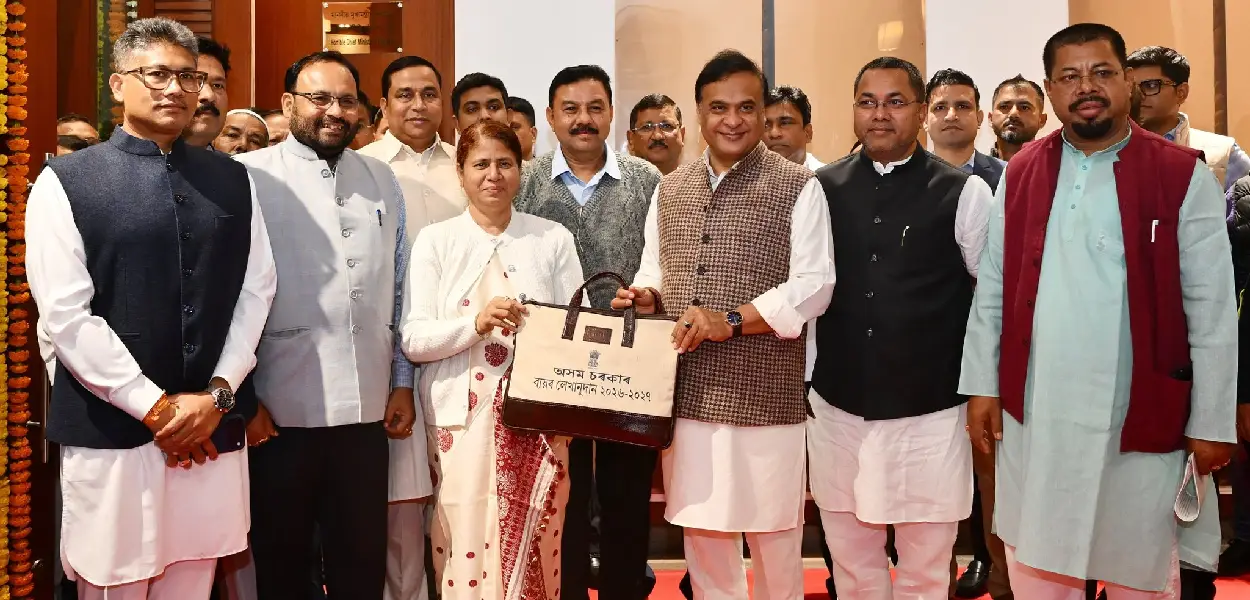 বাজেট দাখিল কৰাৰ পূর্বে বিত্তমন্ত্রী অজন্তা নেওগে কেবিনেট সতীর্থ আৰু মুখ্যমন্ত্রী হিমন্ত বিশ্ব শর্মাৰ সৈতে, মঙলবাৰে