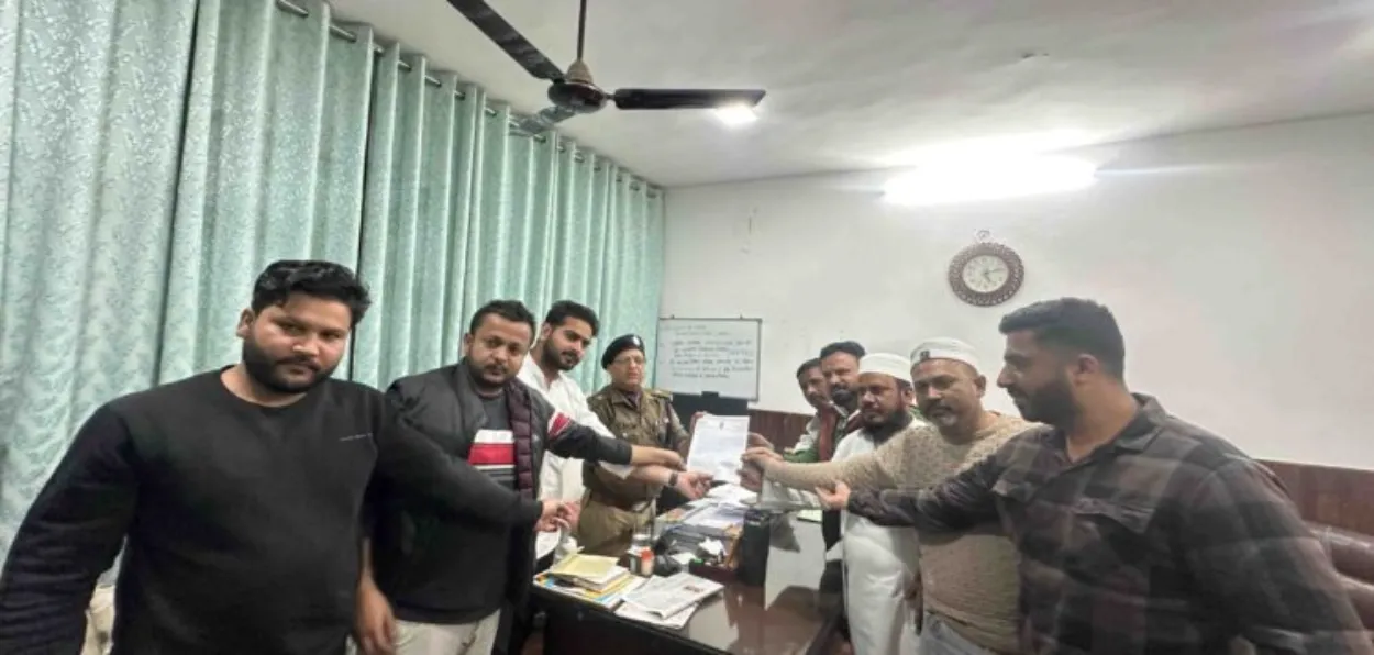 স্থানীয় লোকক আৰক্ষী কৰ্তৃপক্ষৰ ওচৰলৈ লৈ যোৱাৰ মুহূৰ্তত ৰোহিত প্ৰকাশ